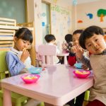Chinese kinderen aan een tafel