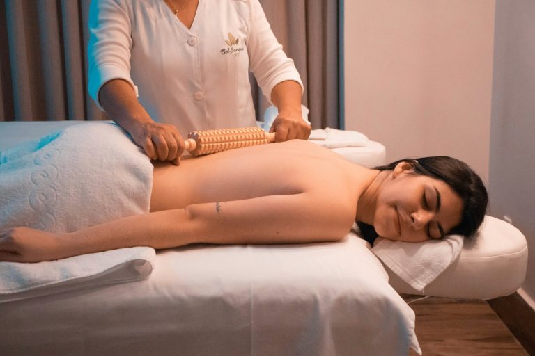 vrouw wordt gemasseerd